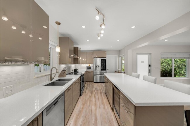 Building Photo - 736 W 51st St