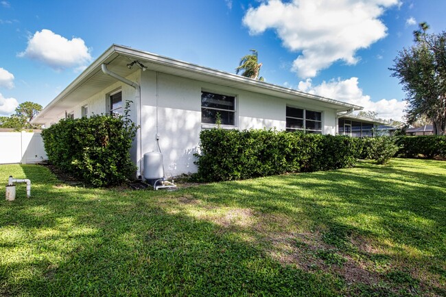 Building Photo - "Charming Sarasota Retreat: Spacious 3-Bed...