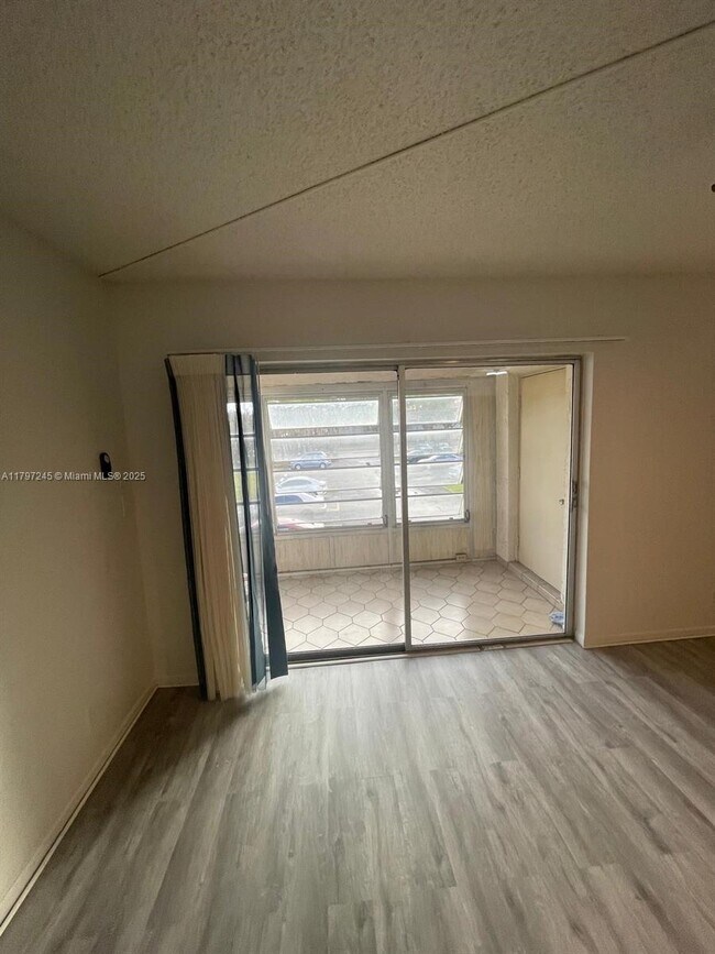 Building Photo - 454 N Laurel Dr