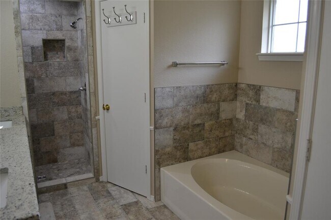 Building Photo - 204 Pinafore Dr