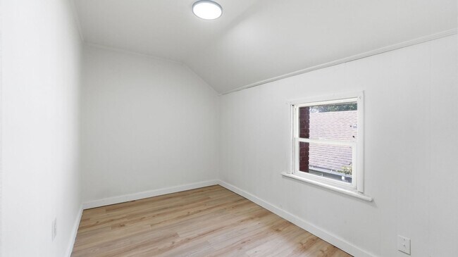 Building Photo - 1221 Wefel St