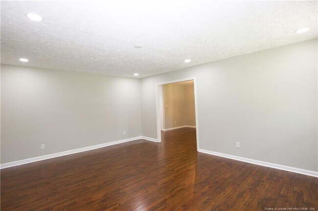 Building Photo - 906 N Glenwood Trail