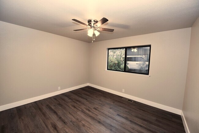 Building Photo - 2455 Knollwood Dr