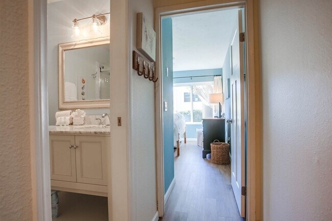 Building Photo - 453 S Sierra Ave