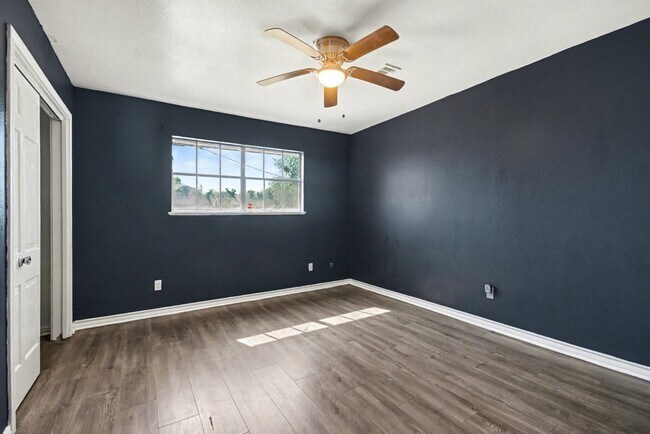 Building Photo - 5001 Glenhaven Dr