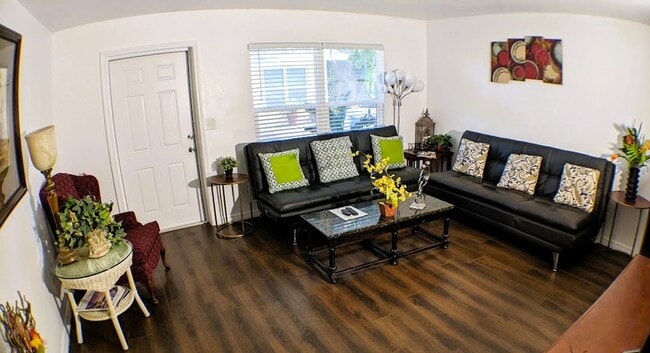 Building Photo - 2 Bed / 1 Bath Cozy Downtown Duplex Apartment