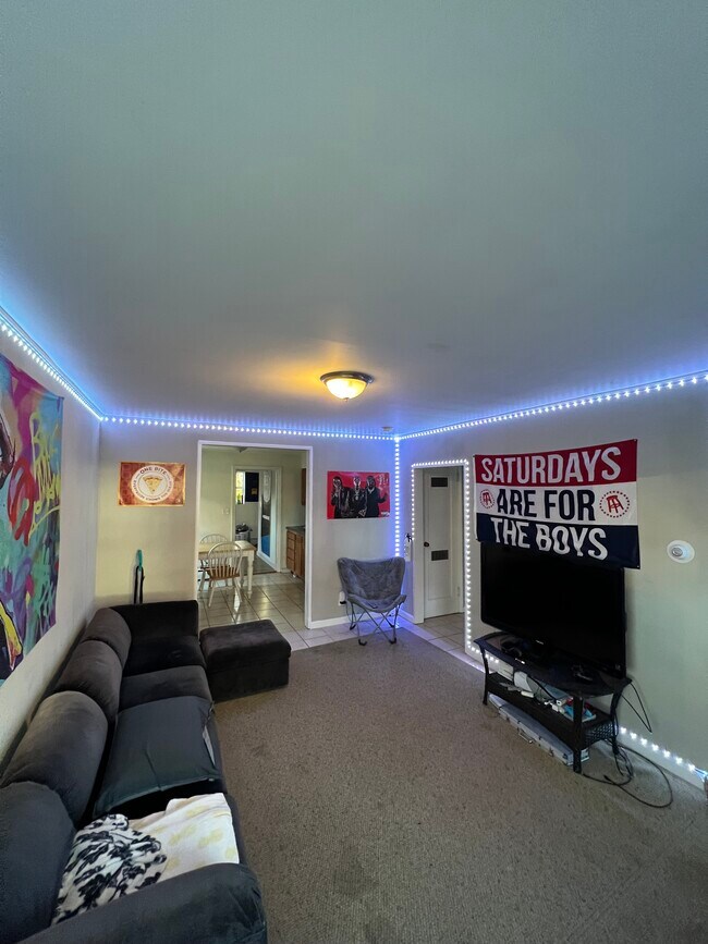 Building Photo - 75 Ridgewood Rd