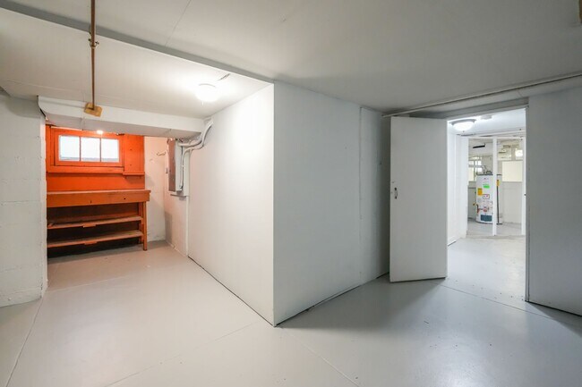 Building Photo - Check out this gem in Schnitzelburg!!