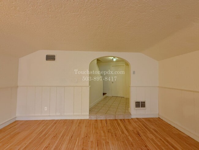 Building Photo - MOVE IN SPECIAL! ONE MONTH FREE! Timeless SE Portland 3 Bed Home w/Backyard, Hardwood Floors, & B...