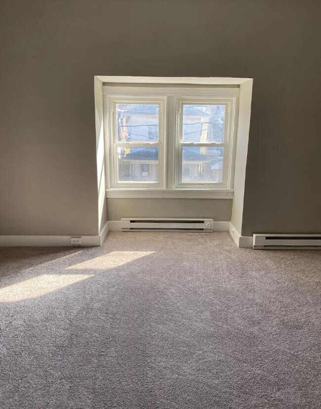 Building Photo - Cozy 4 Bedroom, 1 Bath Home in West York Schools!