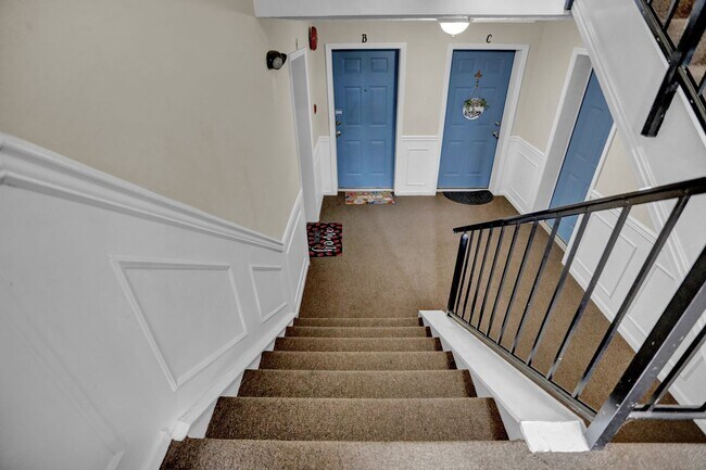 Building Photo - Large 2 Bedroom 2 Bath Ground Floor Condo ...