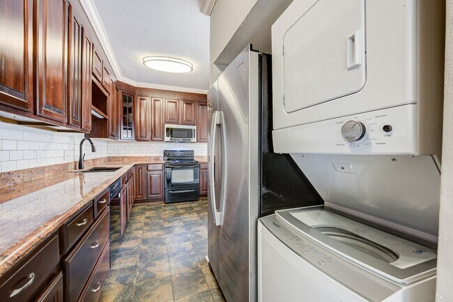 Building Photo - Modern Townhome  3 Bedrooms/2.5 Bathrooms