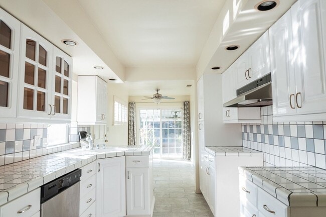 Building Photo - Beautiful single family house for rent