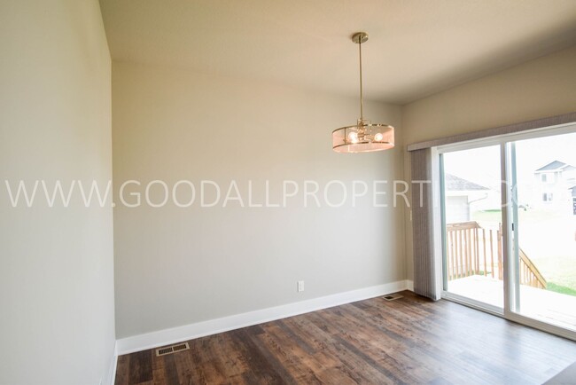 Building Photo - Modern Style Ranch, 3 bedroom 2.5 bath hom...
