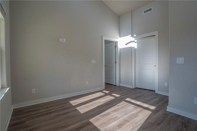 Building Photo - 704 N Honey Locust Bnd