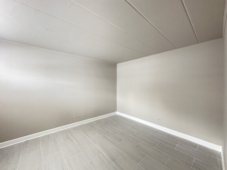 Building Photo - 9620 Ivanhoe Ave