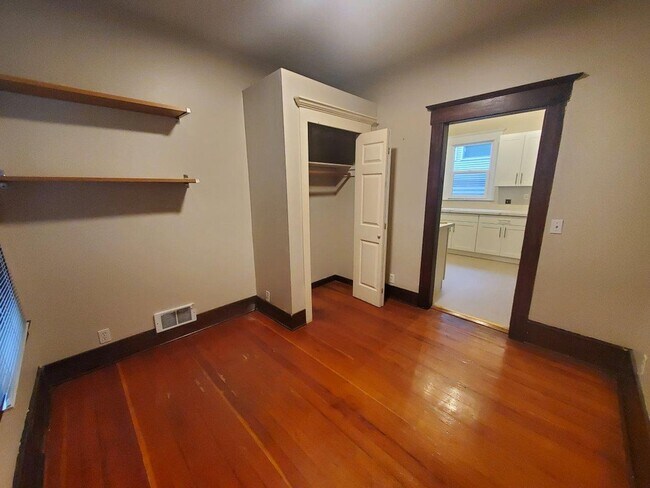 Building Photo - Charming 4 Bedroom + Bonus - 1 Bath Unit in University District