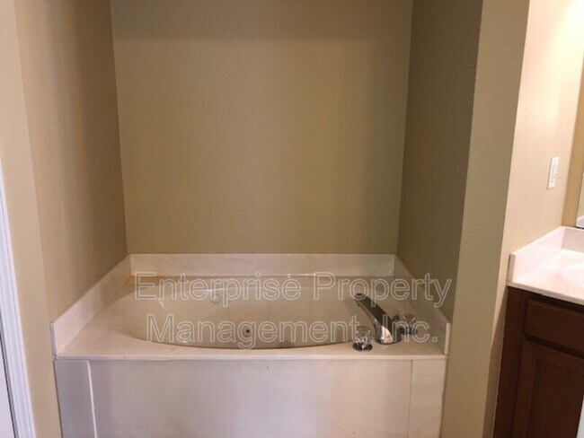 Building Photo - 6833 Kamali Ave