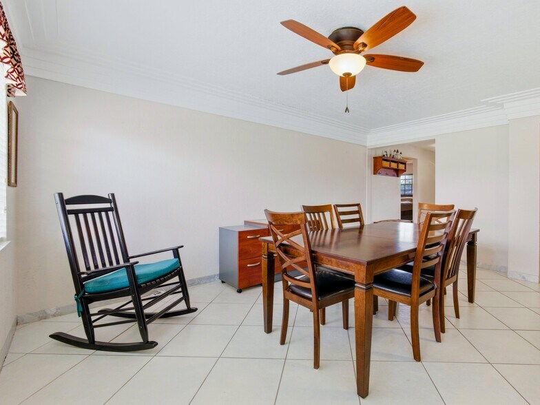 Building Photo - 6611 Venetian Dr