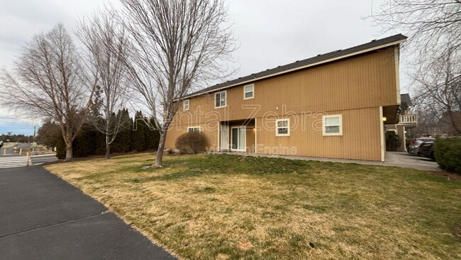 Building Photo - 1945 SW Canyon Dr