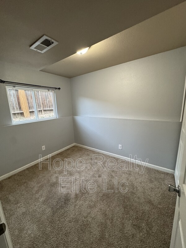 Building Photo - 3378 Foxridge Dr