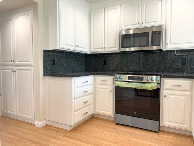 Building Photo - Beautifully Updated 4-Bedroom Home in Prime Mountain View Location!
