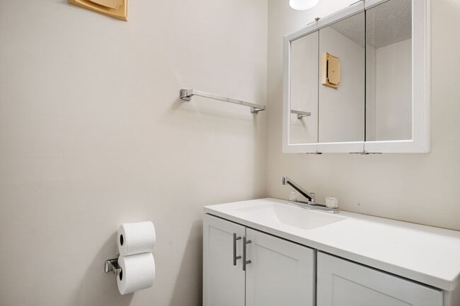 Building Photo - 3 to 4 Bed/3 1/2 Bath. Pet friendly.  Reserved Parking