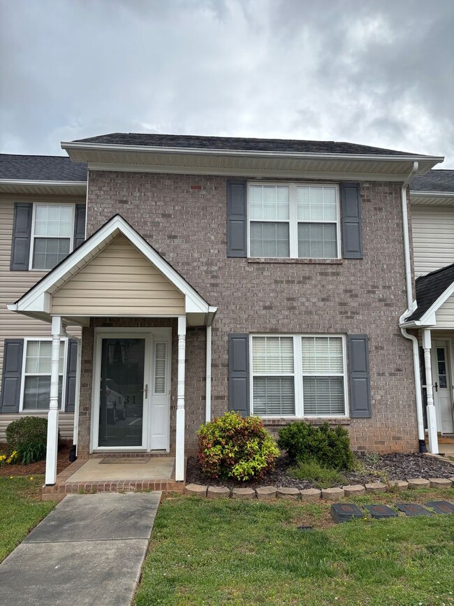 Building Photo - 2 BEDROOM 2 1/2 BATH TOWN HOME