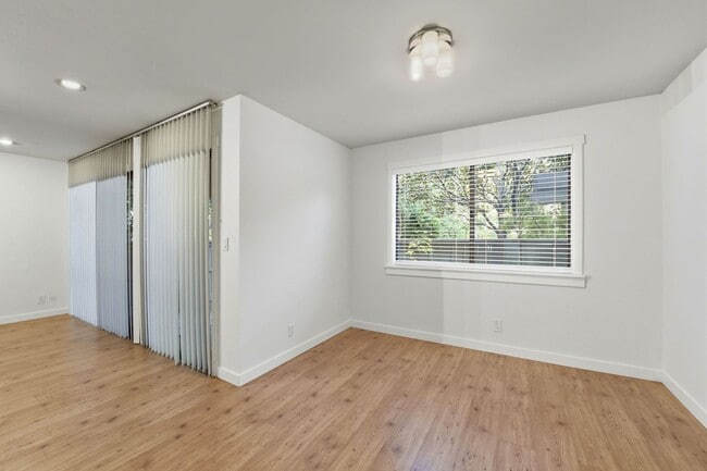 Building Photo - Hidden Gem at Saratoga Creekside – End Unit with Yard