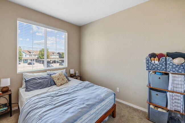 Building Photo - This 3 bed 2.5 bath townhome offers a perf...