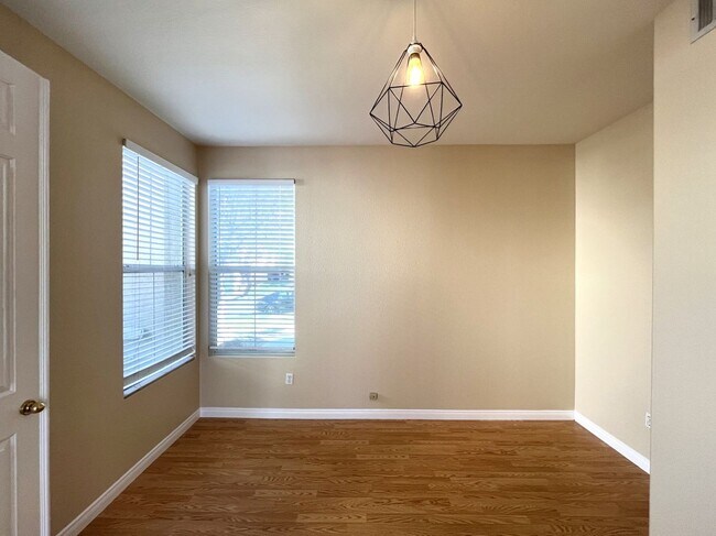 Building Photo - 4 bed, 3 bath located in Corona, CA!