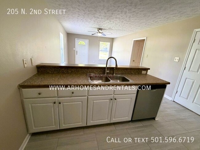 Building Photo - 205 N 2nd St