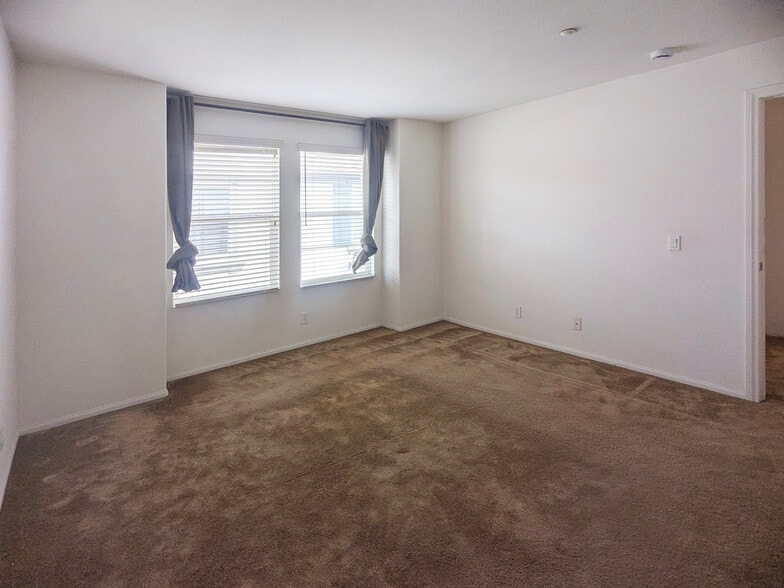 Building Photo - 936 Lilac Ln