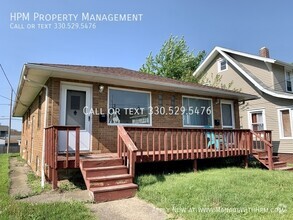 Building Photo - Spacious One Bedroom Duplex with Garage!