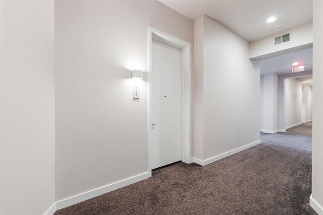 Building Photo - 800 Embassy Dr