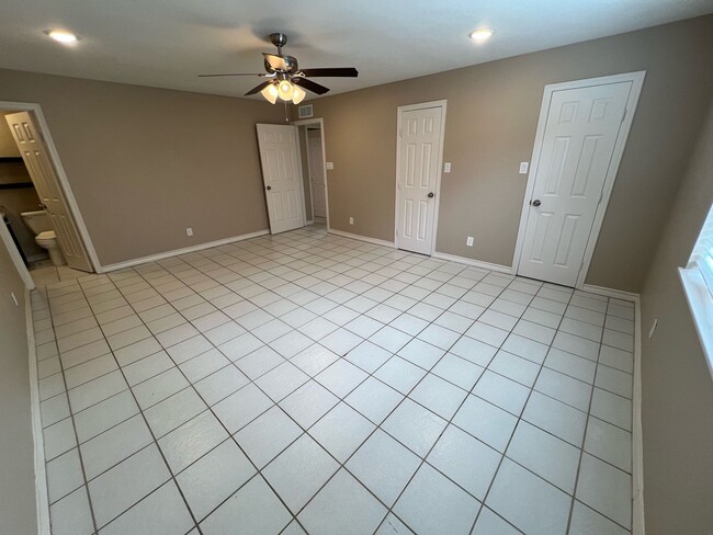 Building Photo - 6700 Forestview Dr