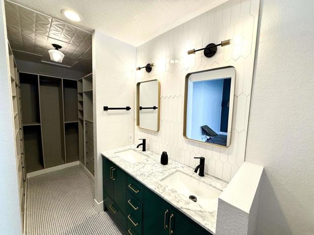 Building Photo - 24399 Oakridge Cir
