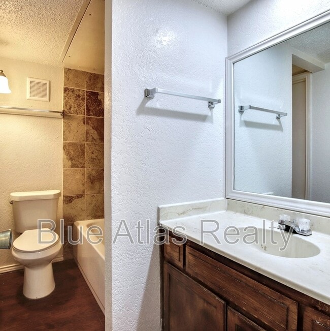 Building Photo - 6857 S Creek Dr