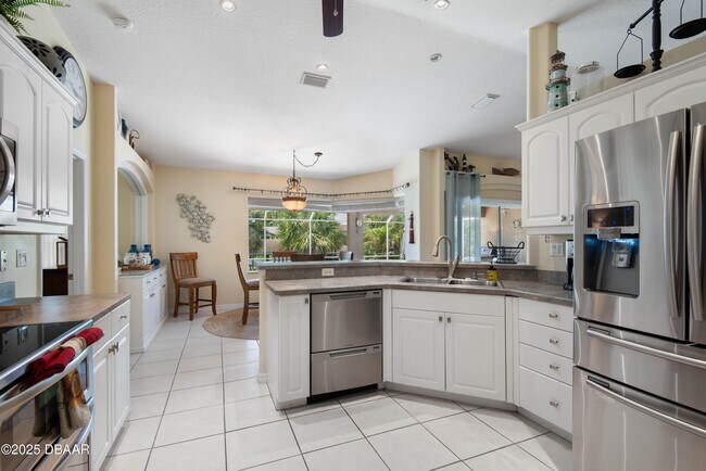 Building Photo - 15 Coolidge Ct