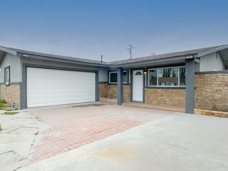 Building Photo - 6638 Lilac Ave
