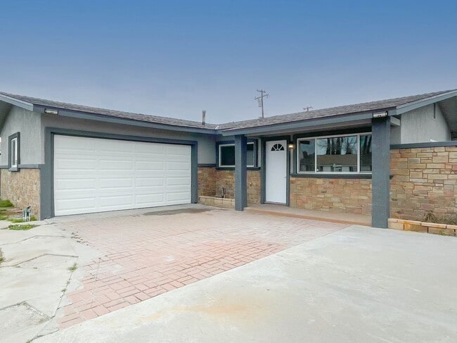 Building Photo - 6638 Lilac Ave