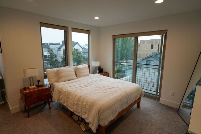 Building Photo - Bright Ballard Townhome – 2BR/2BA, 1,270 s...