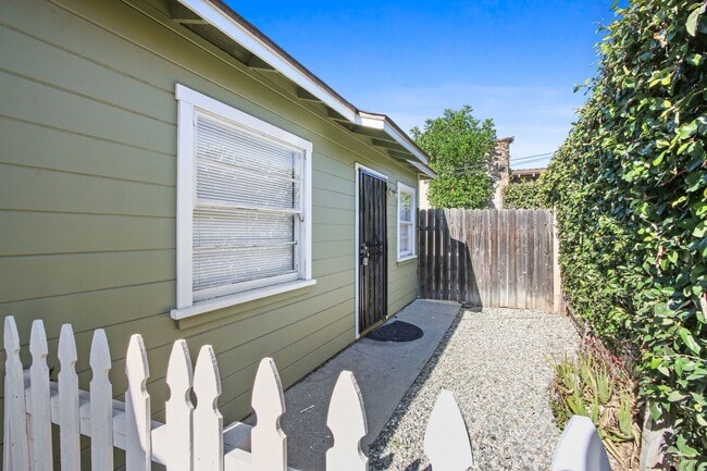 Building Photo - Charming Triplex Unit in Historic Rose Park