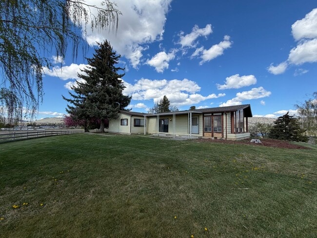 Building Photo - 3 Bedroom, 2.5 Bath - Three Bay garage