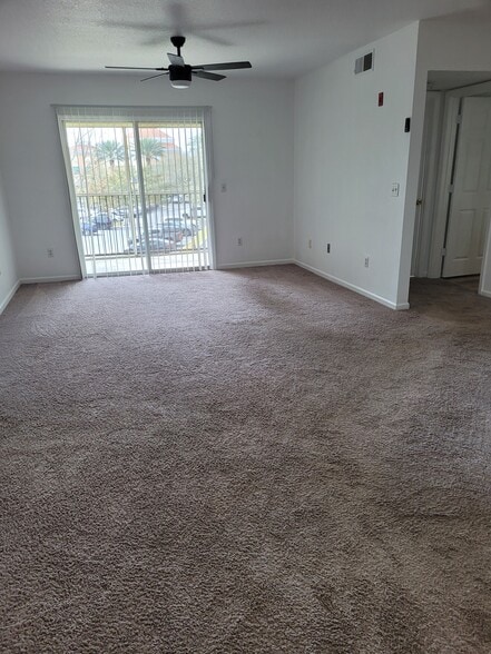 Living room - 712 Crest Pines Dr