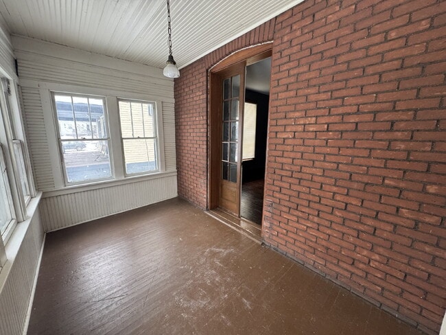 Building Photo - 405 N Queen Ave