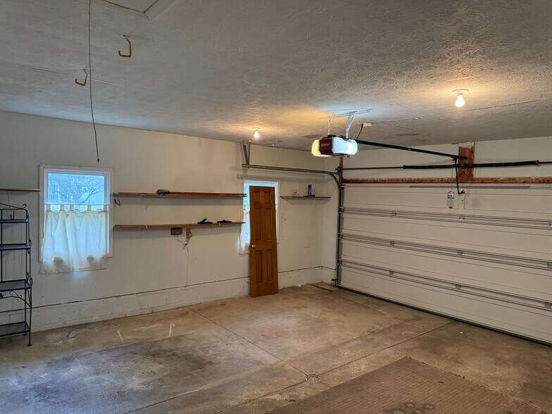 Building Photo - 4669 Pinehurst Dr