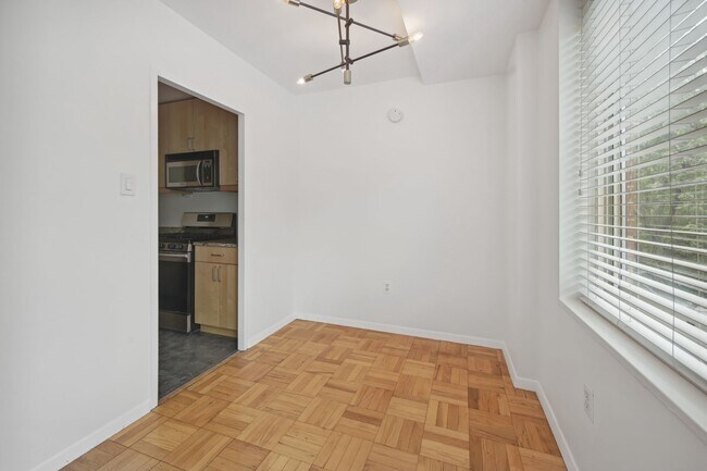 Building Photo - Walk to Georgetown! One Month Concession! Professionally Managed & Recently Renovated // 1 Bedroo...