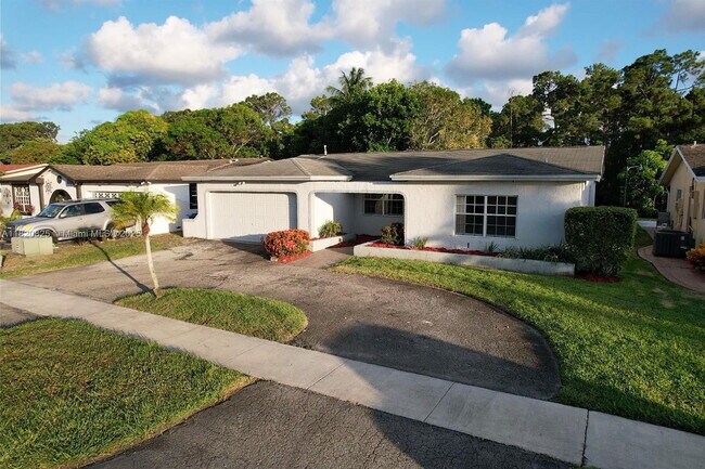 Building Photo - 8250 Southampton Dr