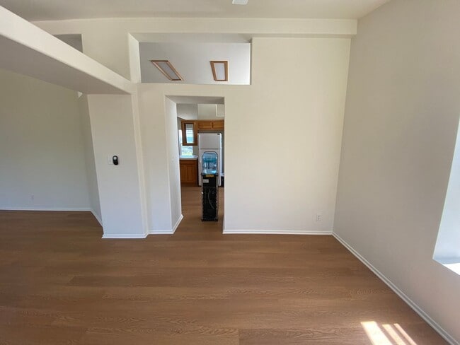 Building Photo - Panoramic Views - 46 West - Hilltop Property